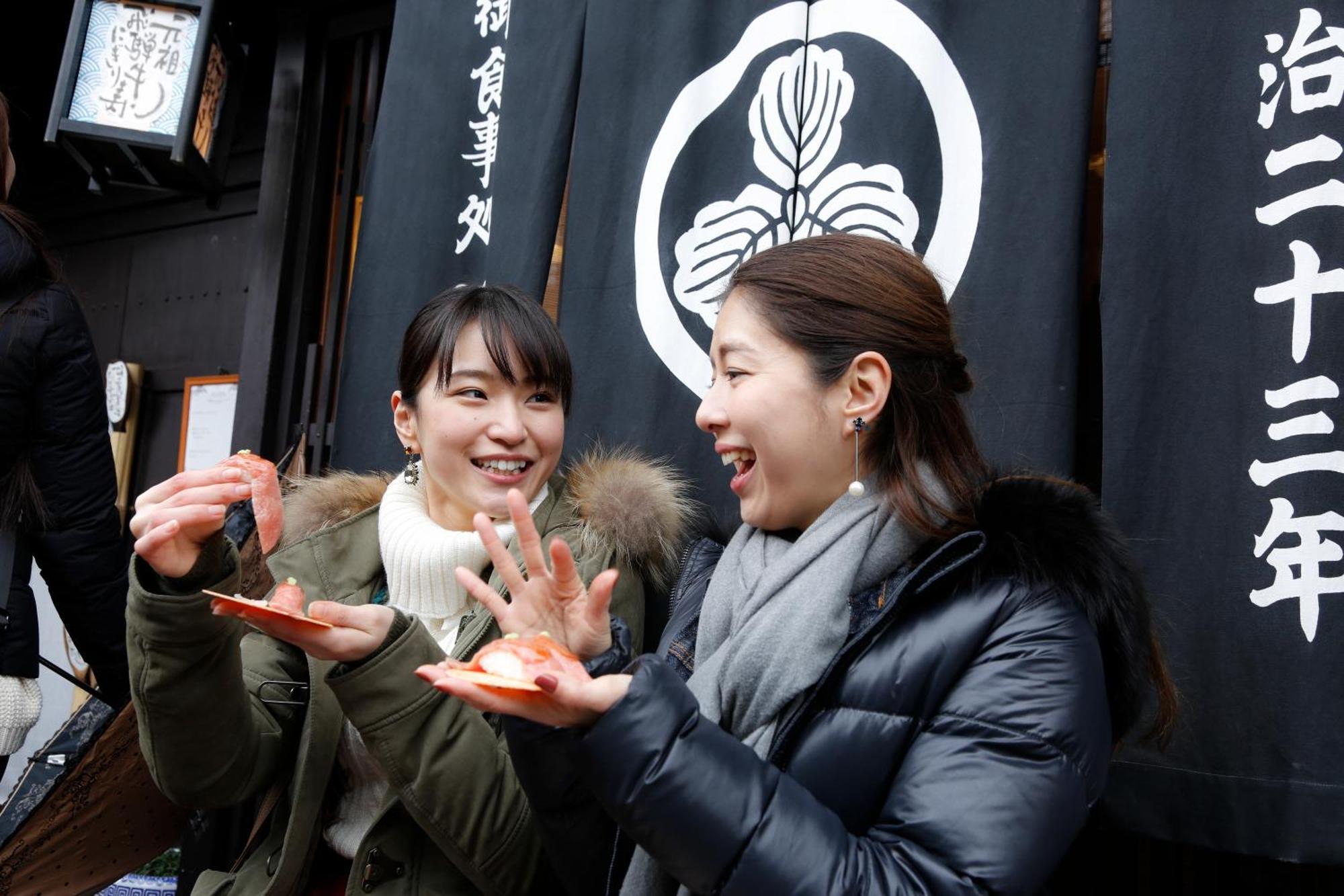 Hida Takayama Onsen Takayama Green Hotel - Keio Group Hotels - Dış mekan fotoğraf Two women playing hand games in Japan