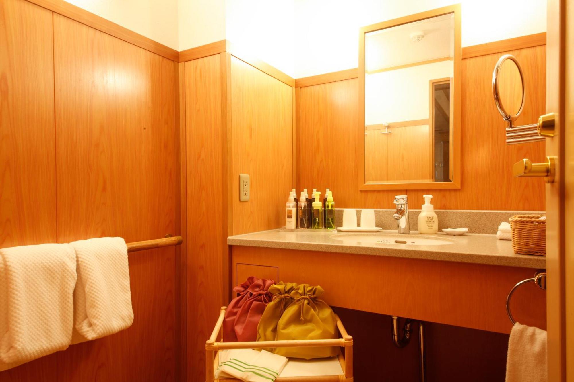 Hida Takayama Onsen Takayama Green Hotel - Keio Group Hotels - Dış mekan fotoğraf A yukata bag in a hotel bathroom
